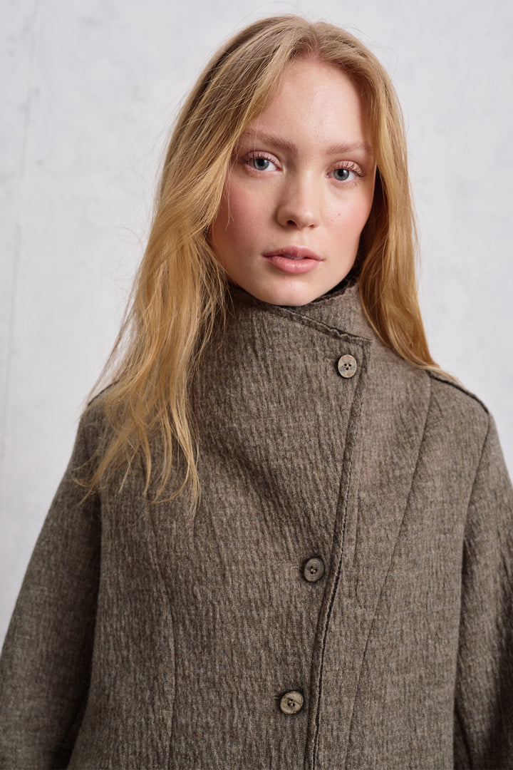 Transit Light Green Khaki Coat CFDTREX332, collar and button detail