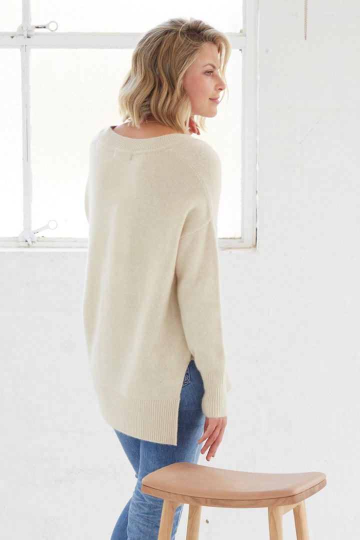 Mia Fratino 18601 Slouch Ecru V Neck Sweaters